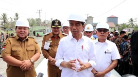 Gubernur Arinal Djunaidi Dampingi Presiden Joko Widodo Tinjau Perbaikan Ruas Jalan Simpang Randu - Seputih Surabaya