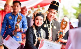 Bupati Dendi dan Istri Berpakaian Keraton Surakarta pada Fashion Show Road 95 Tahun Sumpah Pemuda