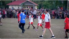 Presiden Joko Widodo Ikut Bermain Sepak Bola Saat Kunjungan Kerja di Biak Numfor