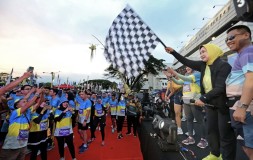 Sekdaprov Fahrizal dan Riana Sari Arinal Lepas Peserta Lampung Half Marathon 2023