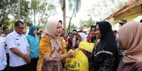 Riana Sari Arinal Bagikan Sembako ke Warga Desa Astra Ksetra, Tulang Bawang