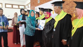 Lulus Sekolah Lansia, Puluhan Kakek Nenek di Rembang Diwisuda