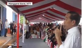 Cek Stok Beras di NTT, Presiden Jokowi Bagikan Bantuan Pangan Kepada Masyarakat
