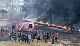 Puluhan Prajurit TNI Bersama Damkar Berjibaku Jinakan Si Jago Merah