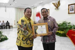 Gubernur Arinal Terima Anugerah Keterbukaan Informasi Publik 2023