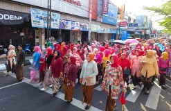 Cantik dan Anggun, Ribuan Perempuan Tampil dalam Parade Purbalingga Berkebaya