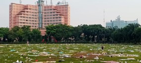Dampak Malam Tahun Baru, Lapangan Simpang Lima Semarang Dipenuhi Sampah