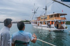 Dengan Kapal Phinisi Sambil Menikmati Lanskap Perairan di Kepulauan Riau yang Menakjubkan