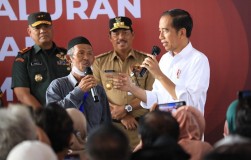 Pj Gubernur Dampingi Jokowi Serahkan Bansos untuk 1.000 Warga Cilacap