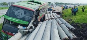 Bus Restu Angkut Rombongan Guru Malang Tabrak Truk Trailer dari Belakang, Kernet Meninggal Tertimbun Tiang Pancang