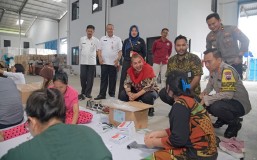 Sapa Petugas Lipat Surat Suara di Gudang KPU Semarang, Mbak Ita: Peran Mereka Luar Biasa