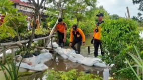 Cegah Banjir, Pemkab Kendal Pasang Tanggul Darurat di Perumahan RSS