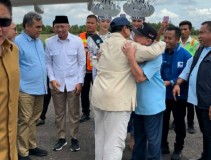 Prabowo Akhirnya Berpelukan dengan Faishol di Bandara Radin Inten II