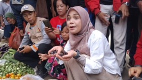 Setelah Bermalam Di Ponpes Miftahul Huda,Siti Atikoh Kunjungi Pasar Unit 2