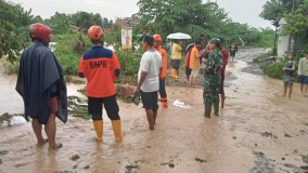 Hujan Deras di Kendal Akibatkan Air Sungai Meluap dan Genangi Pemukiman Warga