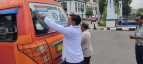 Bawaslu Semarang Copot Bahan Kampanye Tertempel di Puluhan Angkot 