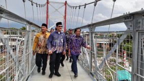 Resmikan Jembatan Gantung Gempolsewu, Anggota DPR RI Minta Pemda Lakukan Perawatan