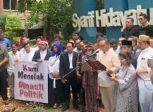  Civitas Akademika dan Alumni UIN Syarif Hidayatullah Bentangkan Spanduk: Kami  Menolak Dinasti Politik