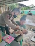 Babhinkamtibmas Polsek Legok Polres Tangerang Selatan Mendukung Kegiatan Kesehatan Balita di Desa Caringin