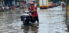 Puluhan Sepeda Motor Mogok Lantaran Nekat Menerjang Banjir di Jala Raya Pepe Legi Sidoarjo