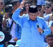 Prabowo di GBK Bersama Pendukungnya Nyanyikan Lagu Maju Tak Gentar 