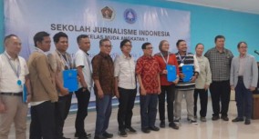 Angkatan Pertama Sekolah Jurnalisme Indonesia Diwisuda Langsung oleh Ketua Umum PWI Hendry Ch Bangun