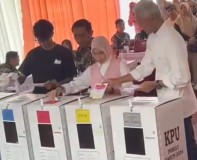 Capres Ganjar Pranowo Ditemani Istri dan Anak Nyoblos di TPS Lempong Sari Kota Semarang 