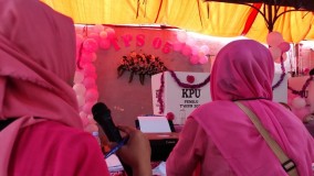 Pernak-pernik Pemilu 2024 di Wonodri Semarang, Sulap Lapangan Badminton Jadi TPS Bernuansa Pink