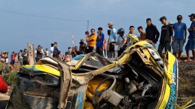 Kronologi KA Manahan Tabrak Dump Truck di Brebes,  Sopir dan Anaknya Tewas
