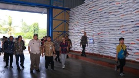 Gubernur Arinal Djunaidi Tinjau Operasi Pasar Beras, Pastikan Ketersediaan Pangan di Provinsi Lampung Aman.