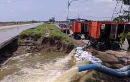 Banjir di Demak Surut, TNI dan Relawan Bersihkan  Lumpur dan Sampah