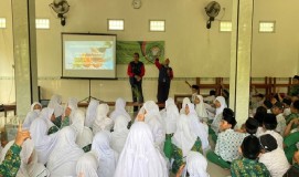 Mahasiswa KKN UPGRIS Gelar Sosialisasi Tanaman Apotek Hidup di MI Mafatihul Akhlaq