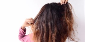 7 Cara Mengatasi Rambut Rontok dan Kering