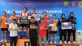 Dhimas dan Jovanka Juara Tunggal Putra-Putri SMA Bulu Tangkis Piala Rektor USM