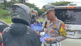 Gencarkan OPS Keselamatan Jaya 2024, Sat Lantas Polres Tangerang Selatan Bagi-bagi Brosur 
