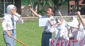 Unik, Para Siswa SMA Ini Diberi Pelajaran Khusus Demo Lengserkan Soeharto dan Tumbangkan Marcos