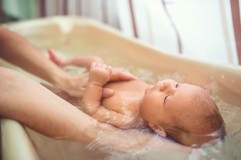 Cara yang Tepat Memandikan Bayi Baru Lahir, Ibu Muda Wajib Tahu!