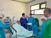 Penjabat (Pj) Bupati Lampung Barat Drs. Nukman Bersama  Jajaran Membesuk Samanan di ah Sakit Umum Daerah (RSUD) Alimuddin Umar,