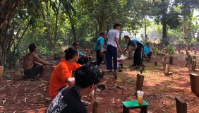 Mahasiswa KKN UPGRIS Kelompok 18 Berperan Aktif dalam Bersih-bersih Makam Desa Demangan