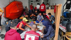 Bantu Korban Banjir, PMI dan Dinsos Kendal Dirikan Dapur Umum
