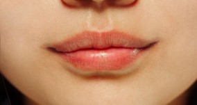 Tetap Cantik! 7 Cara Mengatasi Bibir Kering Saat Berpuasa