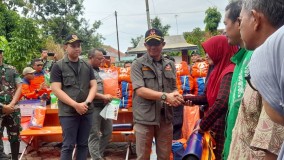 Tinjau Lokasi Banjir di Kendal, Kepala BNPB Berikan Bantuan Warga Terdampak