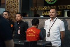 Terpidana Victori JRM Usai Ditangkap Tim Tabur Kejagung Diserahkan Ke Kejati Banten