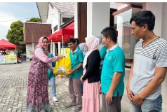 Dharma Wanita Dinas Sosial dan Biro Pembangunan Prov Lampung adakan Kegiatan Siger Beli dan Bagi
