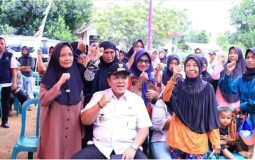 Gubernur Menyerahkan Bantuan Sembako dan Kursi Roda di Daerah Lampung Timur
