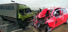 Warga Bungkal Ponorogo Tewas dan Luka-luka Setelah Kecelakaan Adu Banteng Truk Logistik vs Avanza di Balerejo Madiun
