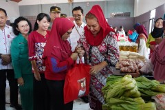 Tebus Suka-suka Pemkot Semarang, Warga Bayar Seikhlasnya dapat Beras 2,5 Kg