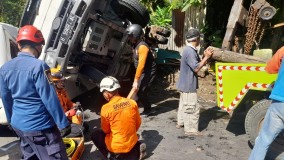 Gusti Randa Berhasil Selamatkan Diri, Truk Pasir Melorot di Tanjakan Maut Kota Semarang