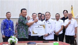 Diskominfotik Prov Lampung Berikan Penghargaan Kepada BPS Atas Inovasi Kemudahan Layanan Data