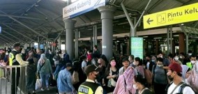 Stasiun Gubeng Surabaya Mulai Dipadati Penumpang Mudik Lebaran 2024
